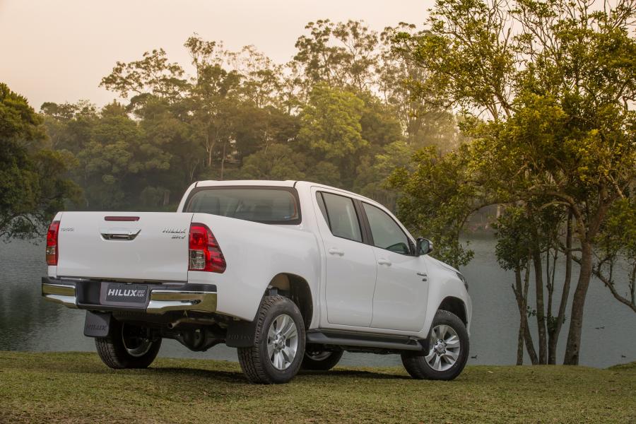  Toyota Hilux SRV Double Cab 2016 года  (LA) (фото 13 из 20)